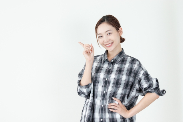 指をさす女性